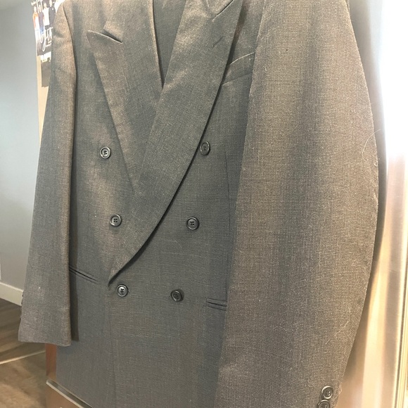 Mens gray suit jacket with matching trousers. - Picture 2 of 5